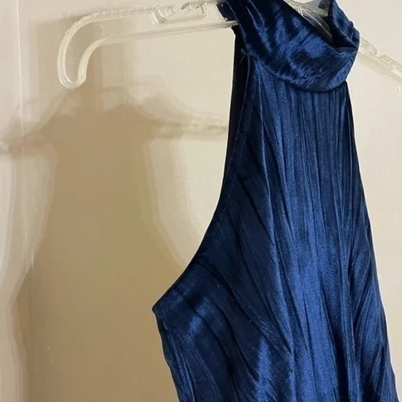 MISSGUIDED NAVY SLEEVELESS VELVET PLEATED SWING DRESS SZ 4 - Picture 6 of 8